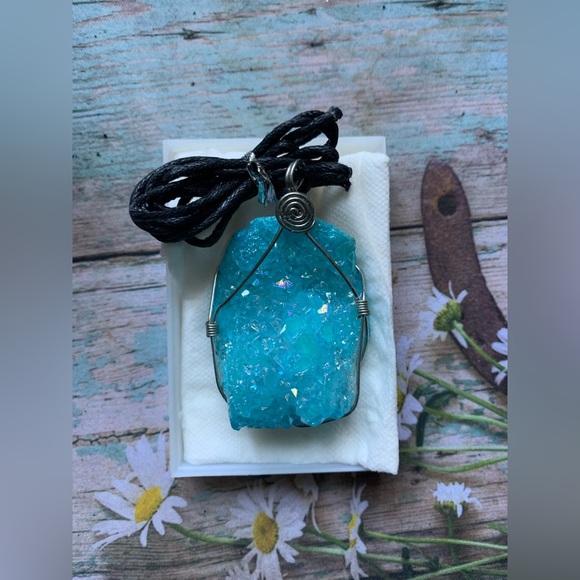 Aura Geode Pendant - Picture 2 of 4
